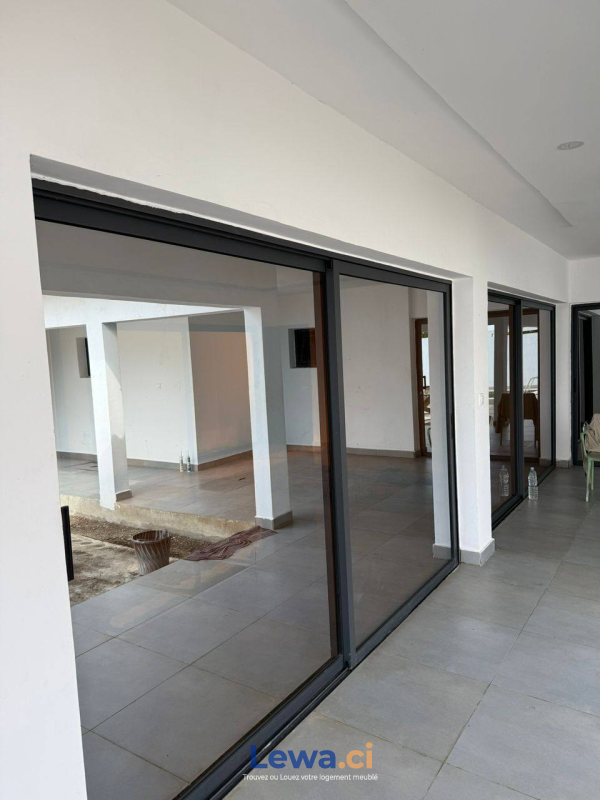VILLA HAUT STANDING EN VENTE A BASSAM