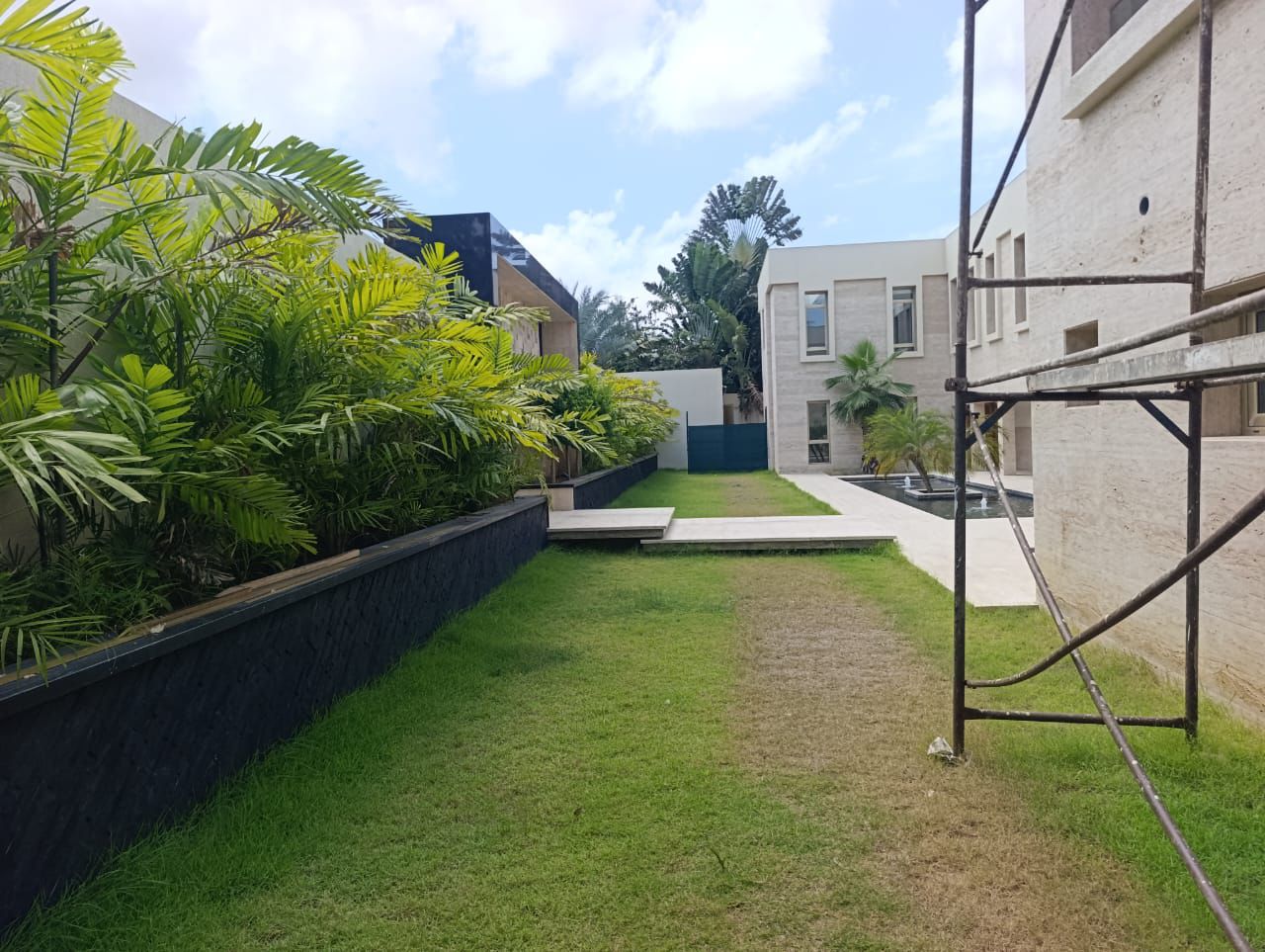 A LOUER - VILLA DUPLEX MODERNE 13 PIÈCES 3 025 m² - RIVIERA GOLF (PROCHE AMBASSADE DES USA)