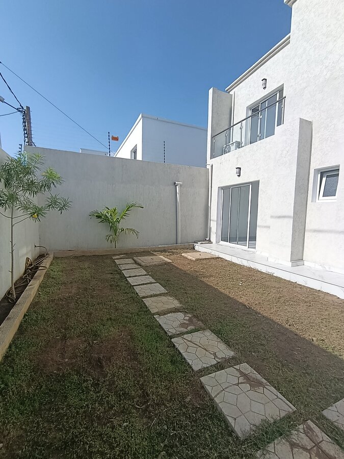 Villa Duplex 5 Pièces à Louer — Grand-Bassam Modeste